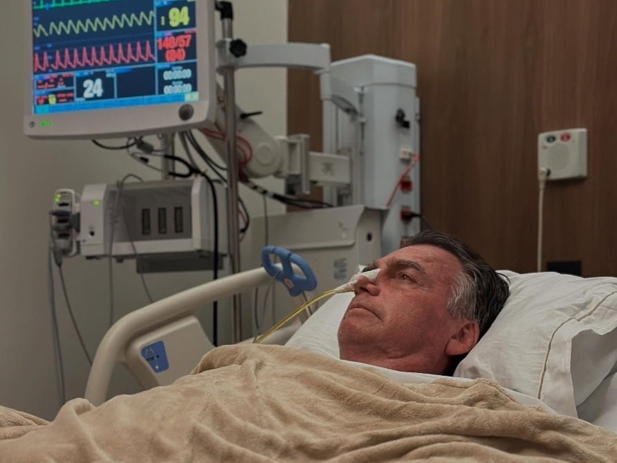 Procedimento mais invasivo que ocorreu', posta Bolsonaro em UTI