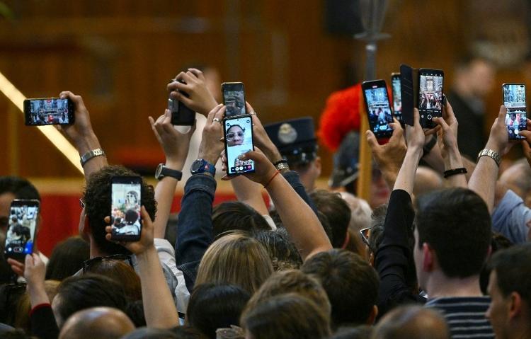 23.abr.2025 - Pessoas usam seus smartphones para gravar imagens multimídia perto do caixão enquanto o corpo do Papa Francisco é velado dentro da Basílica de São Pedro, no Vaticano 23.abr.2025 - Pessoas usam seus smartphones para gravar imagens multimídia perto do caixão enquanto o corpo do Papa Francisco é velado dentro da Basílica de São Pedro, no Vaticano