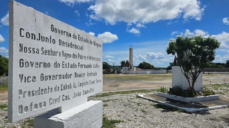 Placa do conjunto erguido por Collor quando governador, com o papódromo ao fundo Placa do conjunto erguido por Collor quando governador, com o papódromo ao fundo