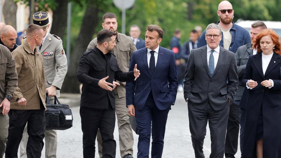 O presidente da Ucrânia, Volodymyr Zelensky, conversa com o presidente da França, Emmanuel Macron, e com o primeiro-ministro do Reino Unido, Keir Starmer, durante visita de líderes europeus a Kiev - Ludovic Marin/Pool via Reuters
