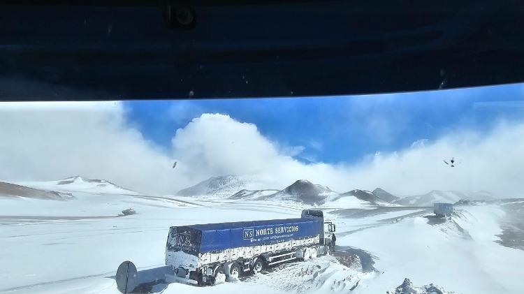 Veículo preso em nevasca no Atacama, no Chile