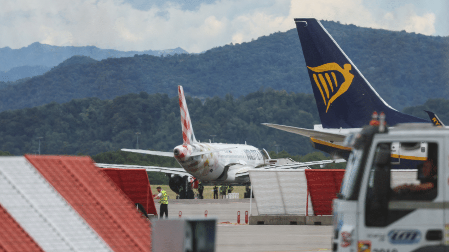8.jul.2025 - Aeronaves estacionadas no aeroporto de Bérgamo após suspensão de operações