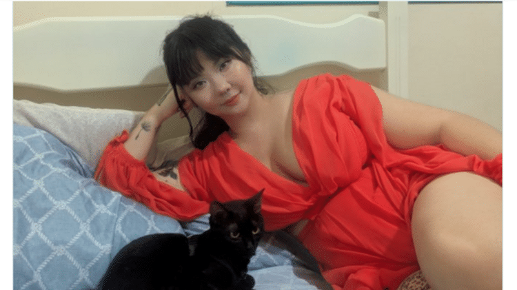 Julie Yukari publicou a foto ao lado da gata dela celebrando o Ano-Novo
