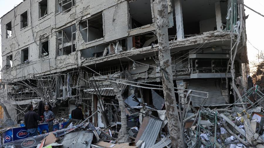 2.mar.2026 - Prédio danificado por ataques de EUA e Israel em Teerã