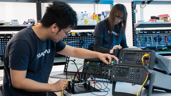 Funcionários da Tractian, empresa que desenvolve software e sensor pra prever falhas industriais 