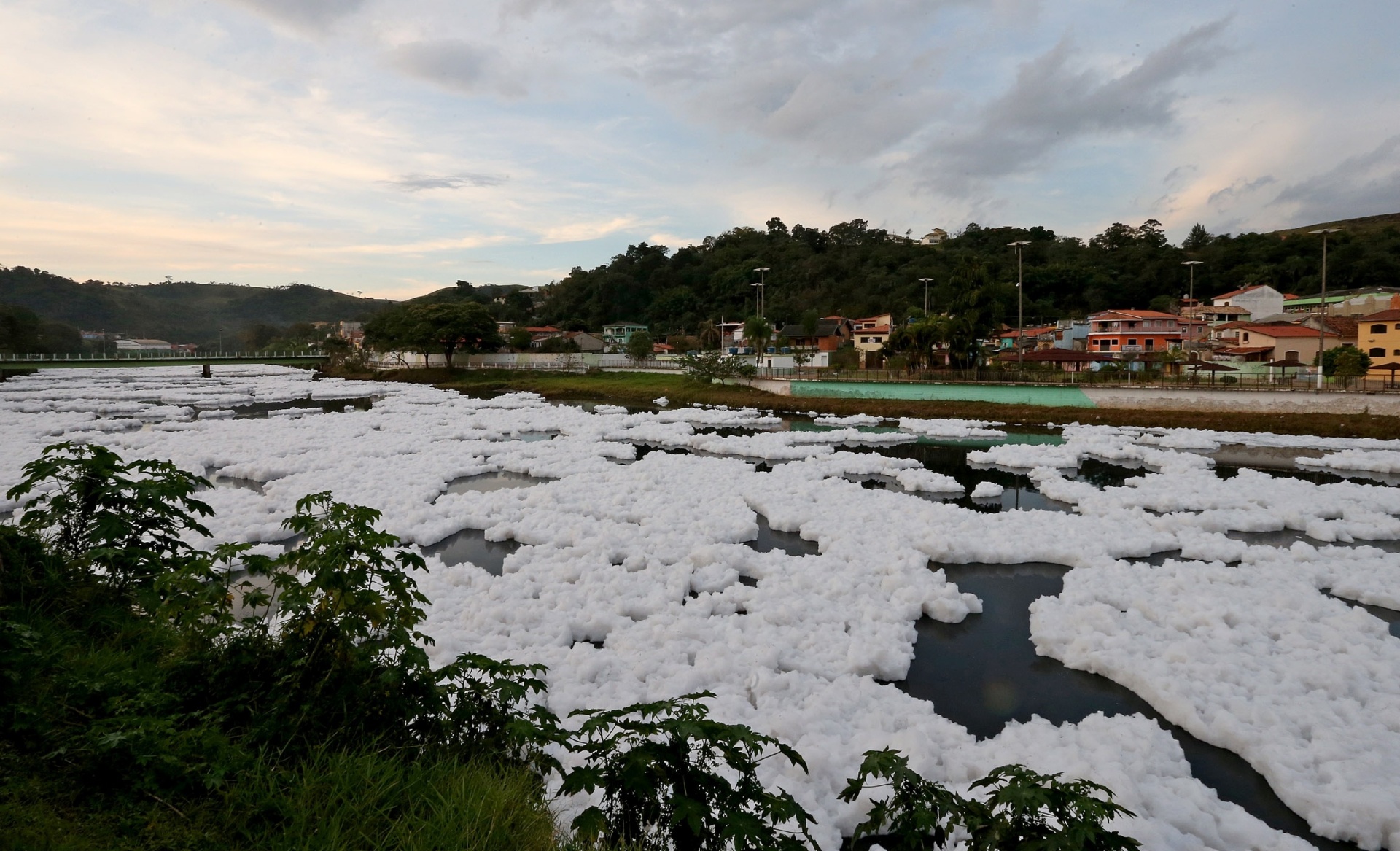 Fotos: Espuma da poluição do rio Tietê avança sobre cidades no interior ...
