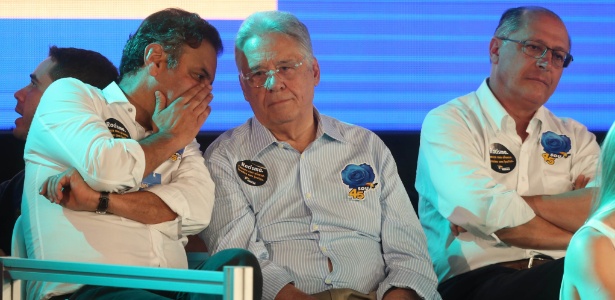 Aécio conversa com o ex-presidente Fernando Henrique Cardoso durante convenção do PSDB - André Dusek/Estadão Conteúdo
