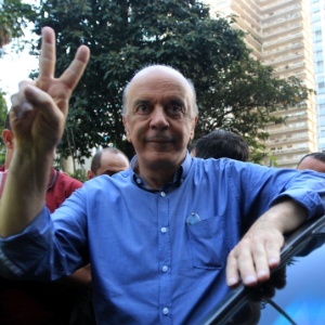 Senador José Serra (PSDB-SP) participa de ato contra o PT e o governo da presidente Dilma Rousseff, em São Paulo, em agosto - Werther Santana/Estadão Conteúdo