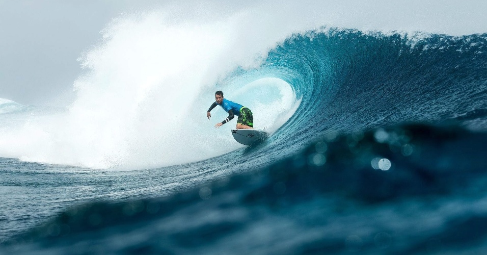 17.ago.2015 - Surfista americano Brett Simpson participa de competição no Taiti, na Polinésia Francesa