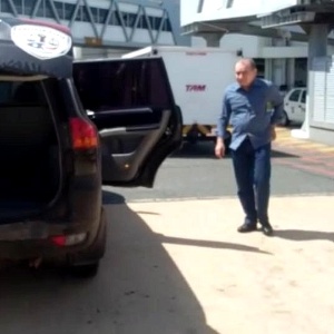 O ex-chefe da Casa Civil no governo de Roseana Sarney João Abreu (de camisa azul) foi preso no aeroporto de São Luís  - Divulgação