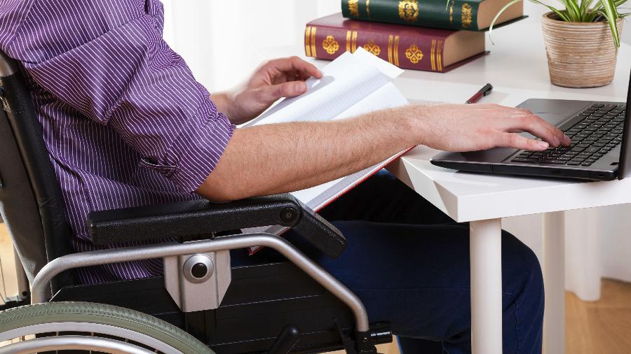 deficiente físico, cadeira de rodas, estudos, deficiente estudando, inclusão - iStock