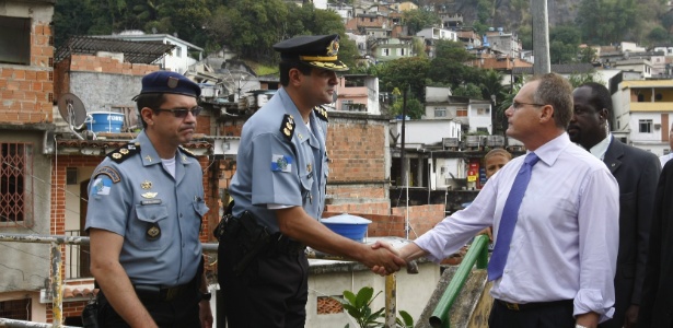 28.jul.2010 - Beltrame participa da inauguração da UPP do Andaraí - André Teixeira/Ag. O Globo