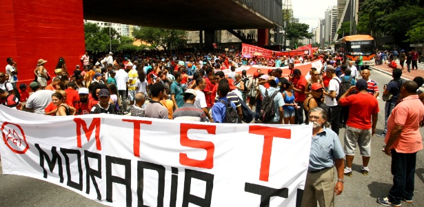 Manifestantes ligados ao MTST protestam na tarde desta terça-feira (31) na avenida Paulista contra o prefeito João Doria - Aloisio Maurício/Fotoarena/Estadão Conteúdo