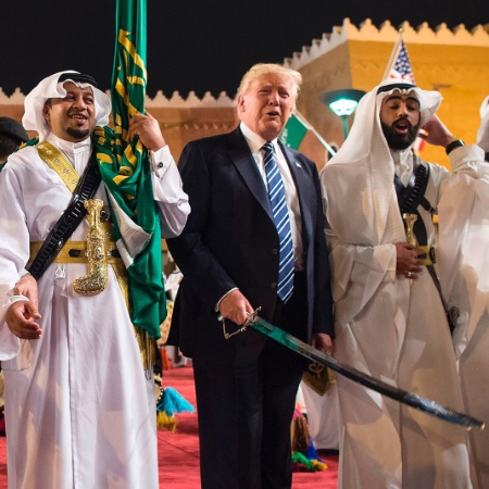 20.mai.2017 - O presidente dos EUA, Donald Trump, e o rei da Arábia Saudita, Salman bin Abdulaziz al-Saud (esq.), dançam com espadas em cerimônia de recepção no palácio, em Riad - Palácio real saudita via AFP