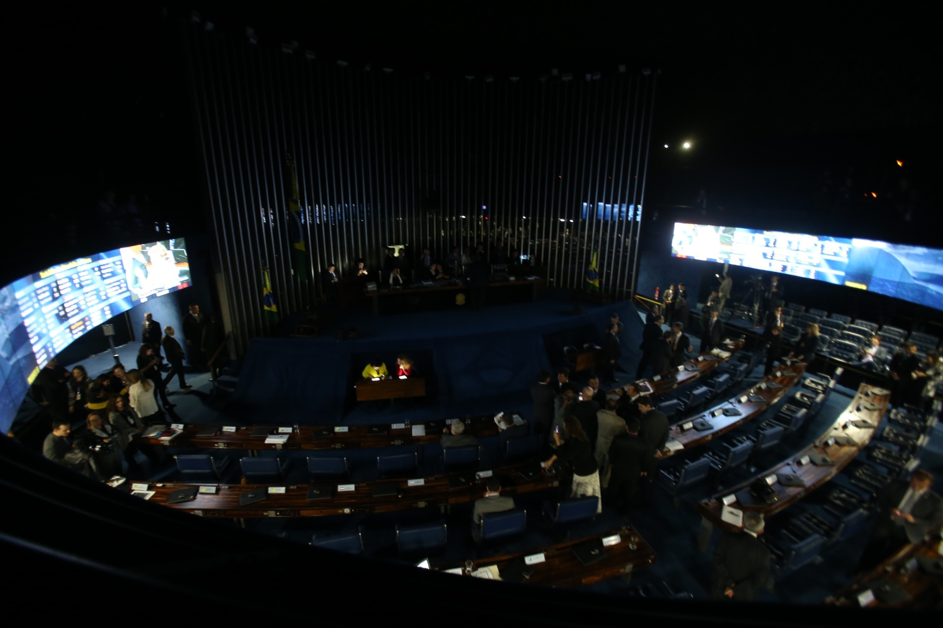 11.jul.2017 - Por volta do meio-dia, o plenário contava com 46 senadores presentes e a reforma já podia ser votada, mas com a ação dos oposicionistas de ocupar a mesa, o prosseguimento da sessão foi impedido, e as luzes do plenário, apagadas - André Dusek/Estadão Conteúdo