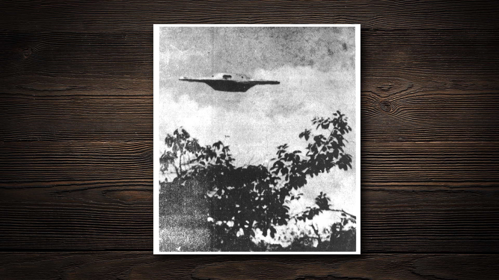 9.ago.2017 - Em 1969, um fotógrafo registrou a imagem de um suposto óvni em Goiânia: a foto foi parar no material da Aeronáutica e está no Arquivo Nacional - Arte/UOL