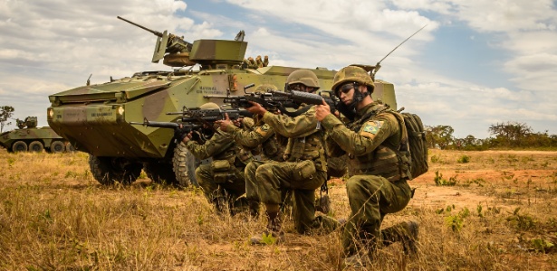 Militares participam de treinamento em Formosa, Goiás, em outubro de 2017