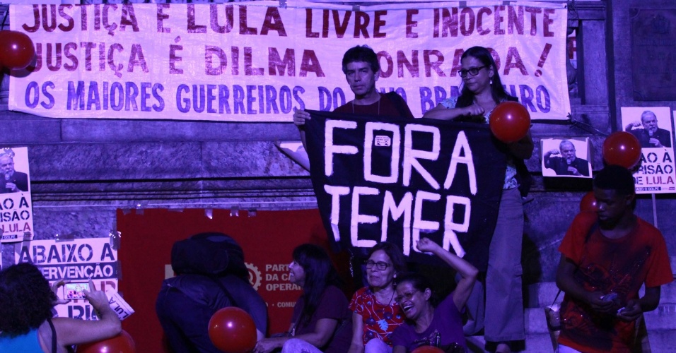 4.abr.2018 - Ato público na Cinelândia, no Rio de Janeiro (RJ), em favor do ex-presidente Lula, que está sendo julgado pelo Supremo Tribunal Federal (STF)