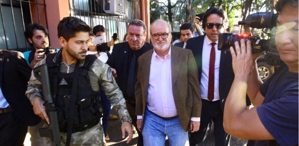 O ex-governador Eduardo Azeredo (PSDB) chega ao IML (Instituto Médico Legal) de Belo Horizonte para passar por exame de corpo de delito - Mauricio Vieira/Hoje em Dia/Estadão Conteúdo
