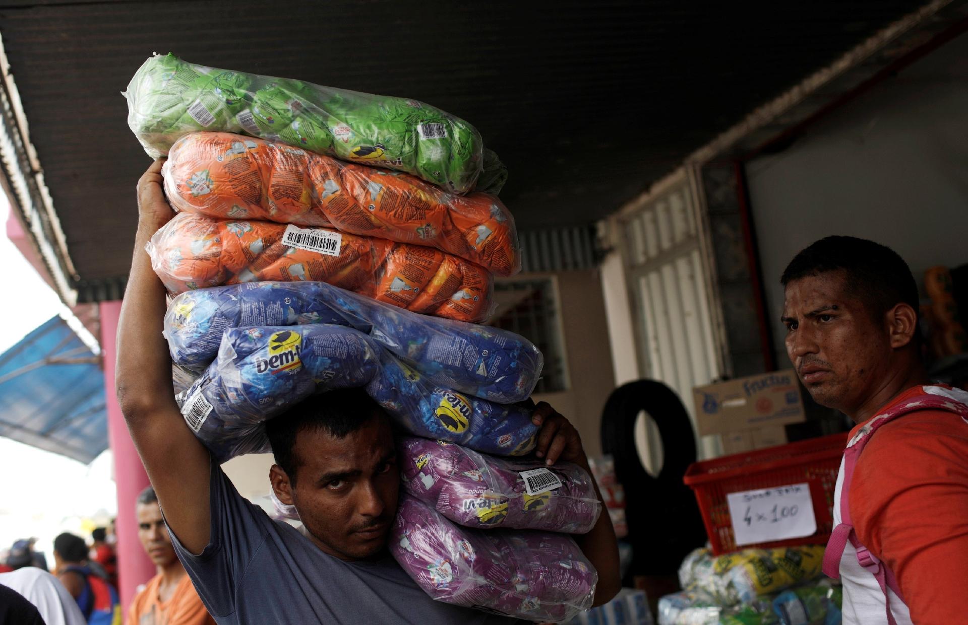 21.fev.2019 - Venezuelanos compram produtos em Pacaraima (RR), fronteira do Brasil com a Venezuela - RICARDO MORAES/Reuters