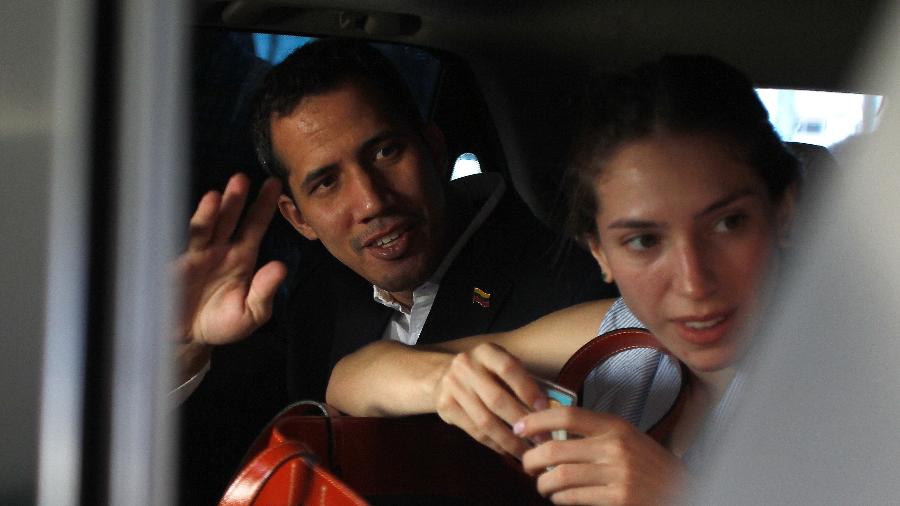 3.mar.2019 - O autoproclamado presidente interino da Venezuela, Juan Guaidó, acena ao lado da mulher, Fabiana, ao sair de um hotel na cidade de Salinas, no Equador - Daniel Tapia/Reuters