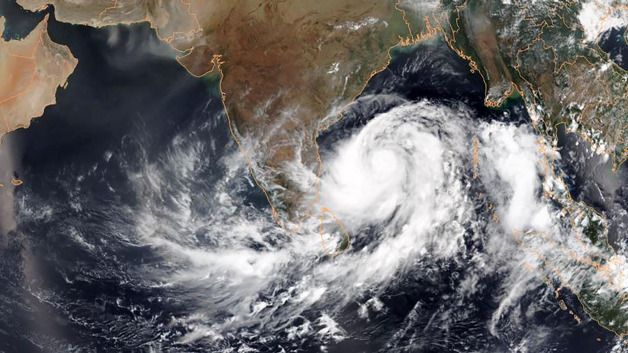 Imagem de satélite mostra o ciclone tropical Fani ndo Golfo de Bengala, que margeia a Índia - NOAA/AFP