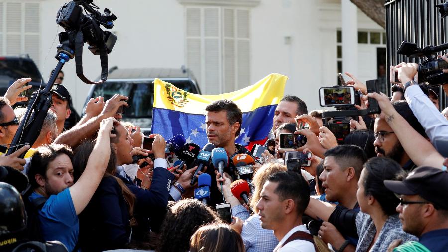Leopoldo López, opositor de Nicolas Maduro, fala com jornalistas em frente a embaixada da Espanha, após ter pedido de prisão decretado - REUTERS