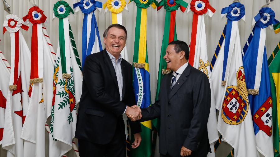 Jair Bolsonaro faz a transmissão do cargo para o vice-presidente da República, Hamilton Mourão, antes de viajar para os EUA - Carolina Antunes/PR