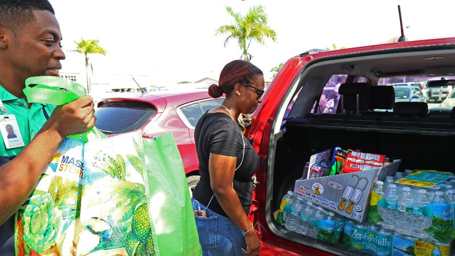 Pessoas estocam produtos se preparando para chegada da tempestade tropical em Bridgetown, capital de Barbados - Nigel R Browne/Reuters