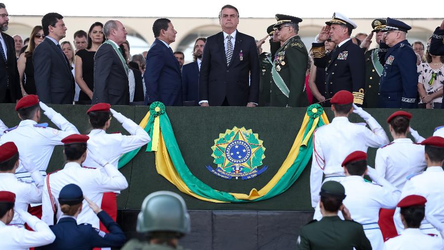 Presidente Jair Bolsonaro (SPL) participa de cerimônia do Dia do Soldado no Quartel-General do Exército, em Brasília, em 23 de agosto. - Marcos Corrêa/Presidência da República