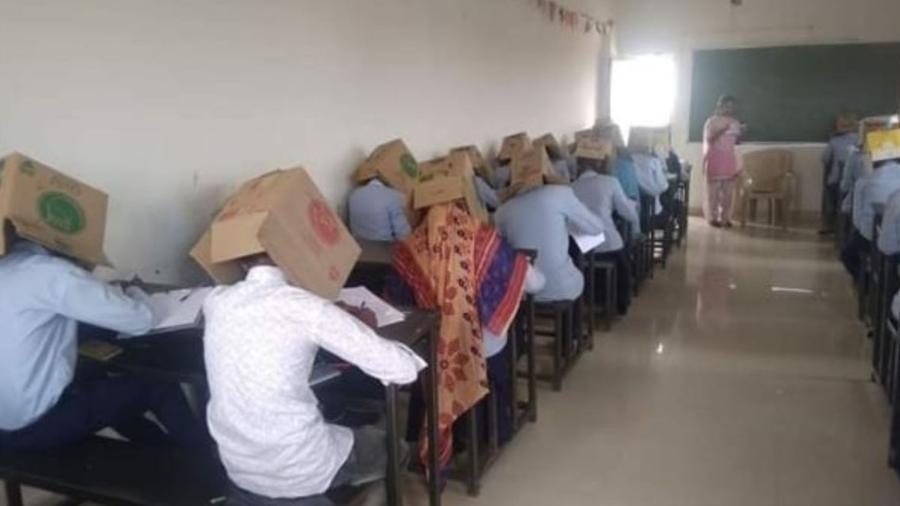 Alunos usam caixas de papelão na cabeça durante prova na Índia - Reprodução/Twitter