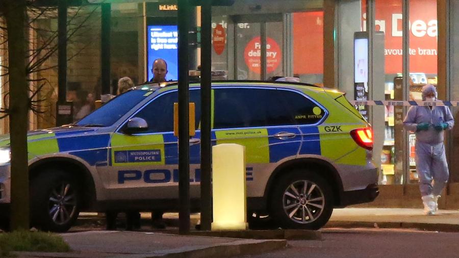 Veículos policiais britânicos na Avenida Stretham, sul de Londres, após o ataque terrorista do dia 2 de março - ISABEL INFANTES/AFP