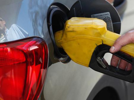 Funcionário de posto de gasolina abastece carro em São Paulo - PAULO WHITAKER