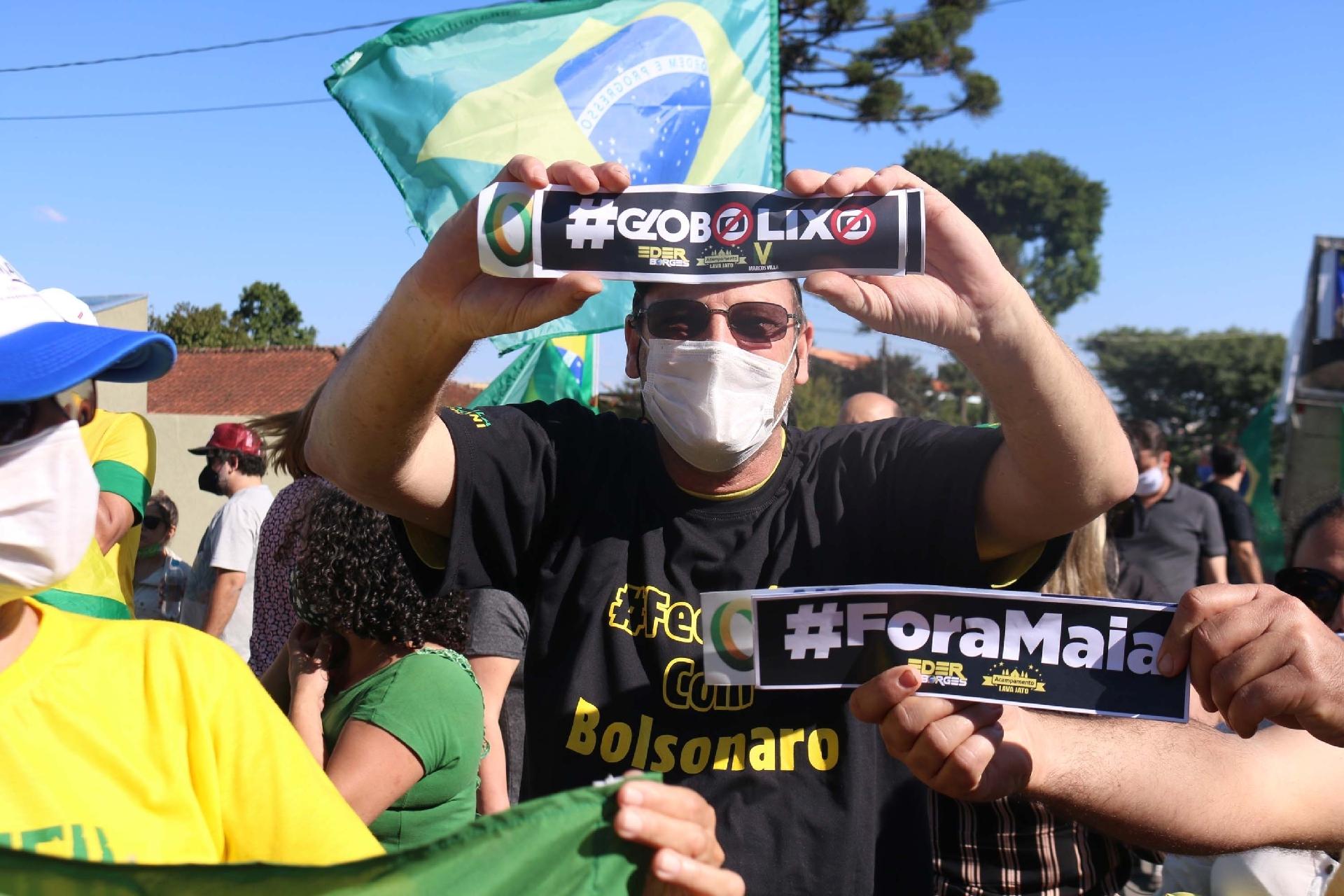 Apoiadores de Sérgio Moro e Jair Bolsonaro protestam durante depoimento do ex-ministro na PF de Curitiba - Eduardo Matysiak/Futura Press/Estadão Conteúdo