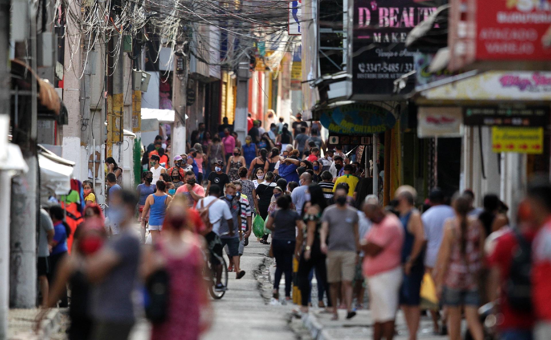 Em primeiro dia de abertura de shoppings, Belém tem aglomeração e filas ...