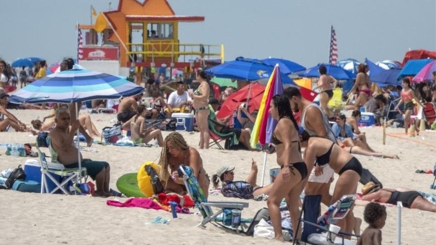 Praias de Miami (EUA) voltaram a ficar cheias em meio à pandemia do novo coronavírus - EPA