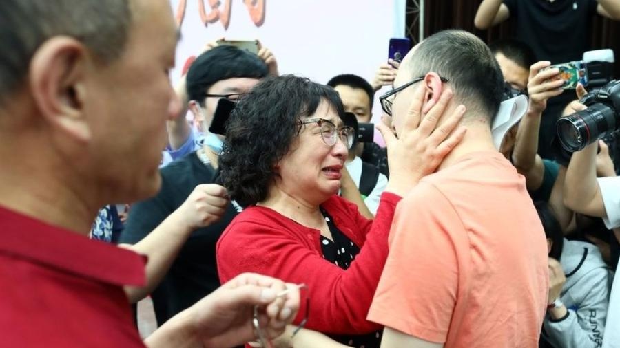 Li Jingzhi e seu filho se abraçam pela primeira vez em 32 anos - Getty Images
