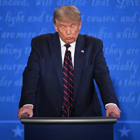 O presidente dos EUA, Donald Trump, reage durante o primeiro debate presidencial com Joe Biden, na Case Western Reserve University, em Cleveland (Ohio) - SAUL LOEB / AFP