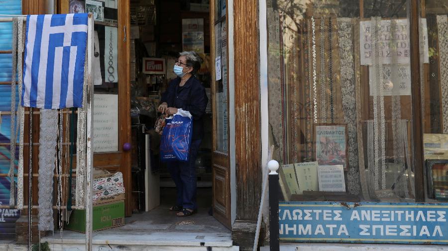 Grécia anunciou o fim do uso obrigatório da máscara ao ar livre a partir de amanhã - Costas Baltas/Reuters