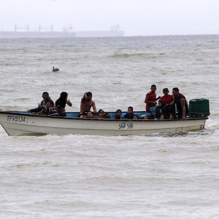 Imigrantes venezuelanos deportados chegam à costa da Praia de Los Iros, em Erin, Trinidad e Tobago  - Lincoln Holder /Newsday via Reuters