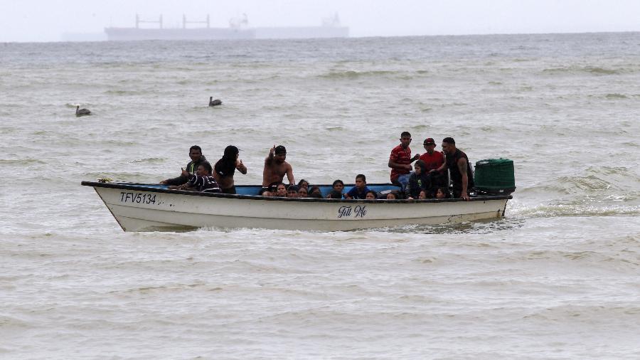 24.nov.2020 - Foto de arquivo mostra imigrantes venezuelanos deportados chegando à costa da Praia de Los Iros, em Erin, Trinidad e Tobago  - Lincoln Holder /Newsday via Reuters