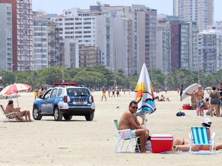 Apesar da pandemia, nem todos os frequentadores da Praia do Gonzaga, em Santos (SP), usavam máscaras neste domingo (31) - Fernanda Luz/UOL