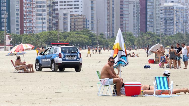 Despite the pandemic, not all visitors to Gonzaga Beach, in Santos (SP), wore masks this Sunday (31) - Fernanda Luz / UOL - Fernanda Luz / UOL