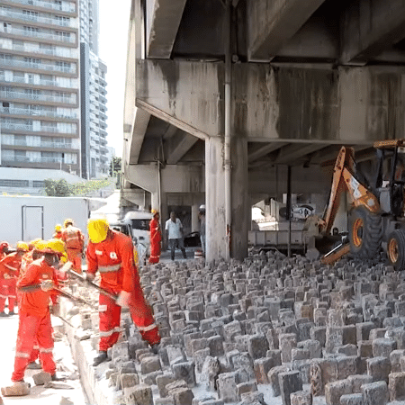 Prefeitura de São Paulo removendo pedras instaladas embaixo de viaduto  - Reprodução/TV Globo