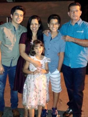 Sargento da PM de SP Cléber Alves da Silva ao lado da mulher e de seus três filhos - Arquivo pessoal - Arquivo pessoal