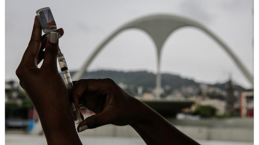 Primeira etapa de vacinação alcançou menos 6 milhões de brasileiros por causa da escassez de imunizantes e do desperdício de doses - EPA/ANTONIO LACERDA