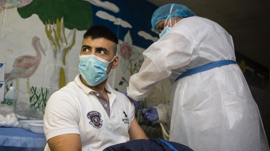 Uruguai começou a vacinar hoje adolescentes entre 12 e 17 anos com doses da Pfizer - Ernesto Ryan/Getty Images