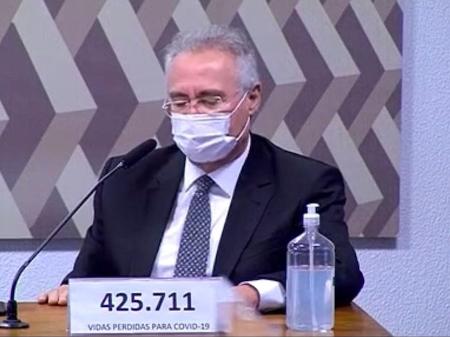 Senador Renan Calheiros trocou seu nome pelo número de mortos por covid na bancada da CPI - Reprodução/TV Senado