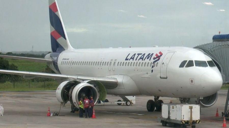 Avião da Latam na pista de decolagem; passageiro tentou invadir cabine de voo - Reprodução/TV Cabo Brancp
