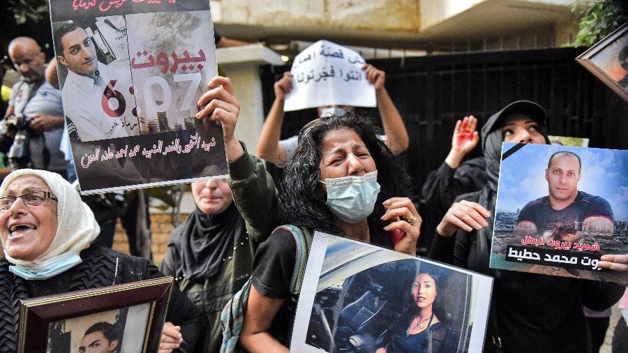 13.jul.2021 - Manifestantes e familiares das vítimas de explosão em Beirute protestam do lado de fora da residência do ministro do Interior - AFP